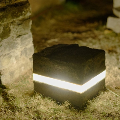 Durable Resin Stone Shape Garden Lamp, Weather-Resistant Outdoor Light for Yard, Lawn, Path, and Porch, Adds Warm, Natural Atmosphere