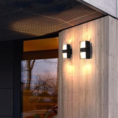Modern Black Die-Cast Aluminum Outdoor Wall Lamp with Dual Adjustable Square Spotlights for Stylish and Versatile Illumination