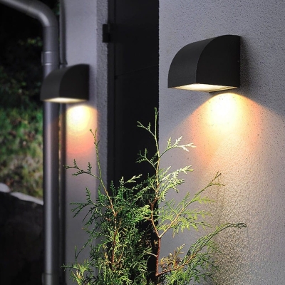 Sturdy Die-Cast Aluminum Outdoor Wall Lamp with Frosted Reflector and Transparent Glass Shade, Waterproof, Dustproof, Ideal for Garden, Patio, and Doorway
